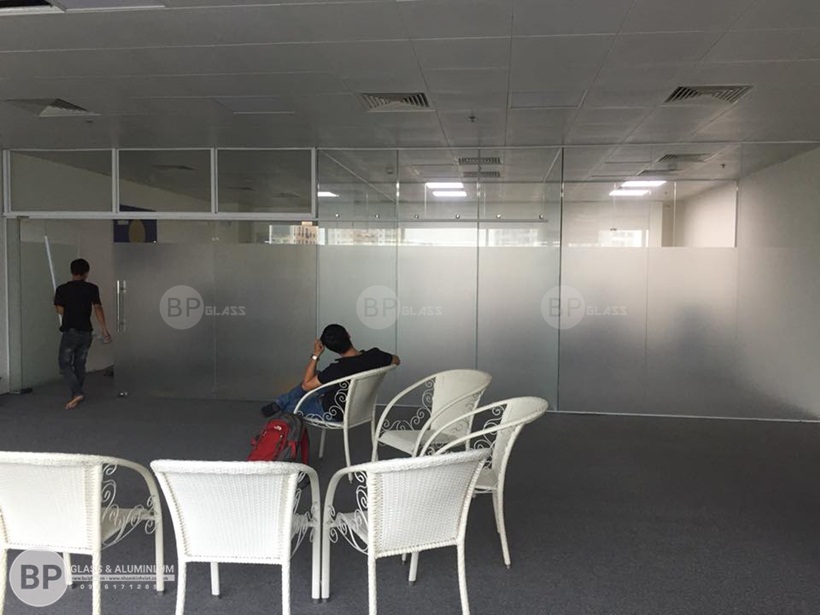 Vách kính văn phòng công ty MGS tầng 9 Handico 6 ngã tư khuất duy tiến